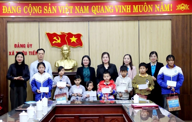 Hội LHPN tỉnh trao quà và “Mái ấm tình thương” cho phụ nữ, trẻ mồ côi khó khăn