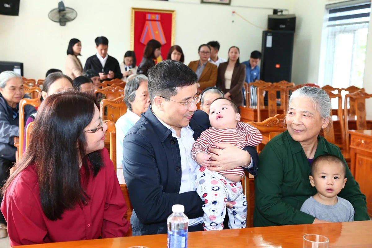 Phó Bí thư Thường trực Tỉnh uỷ Nguyễn Hồng Phong thăm, tặng quà Làng Trẻ em SOS Thanh Hóa, Trung tâm Bảo trợ xã hội số 2