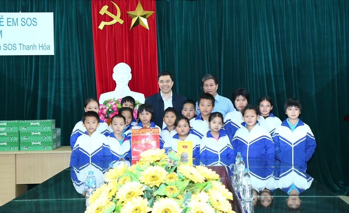 Phó Bí thư Thường trực Tỉnh uỷ Nguyễn Hồng Phong thăm, tặng quà Làng Trẻ em SOS Thanh Hóa, Trung tâm Bảo trợ xã hội số 2