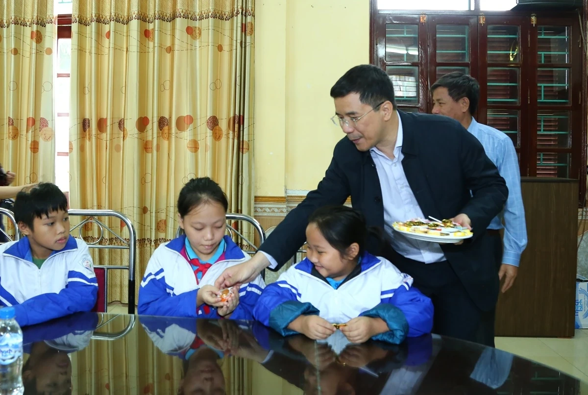 Phó Bí thư Thường trực Tỉnh uỷ Nguyễn Hồng Phong thăm, tặng quà Làng Trẻ em SOS Thanh Hóa, Trung tâm Bảo trợ xã hội số 2