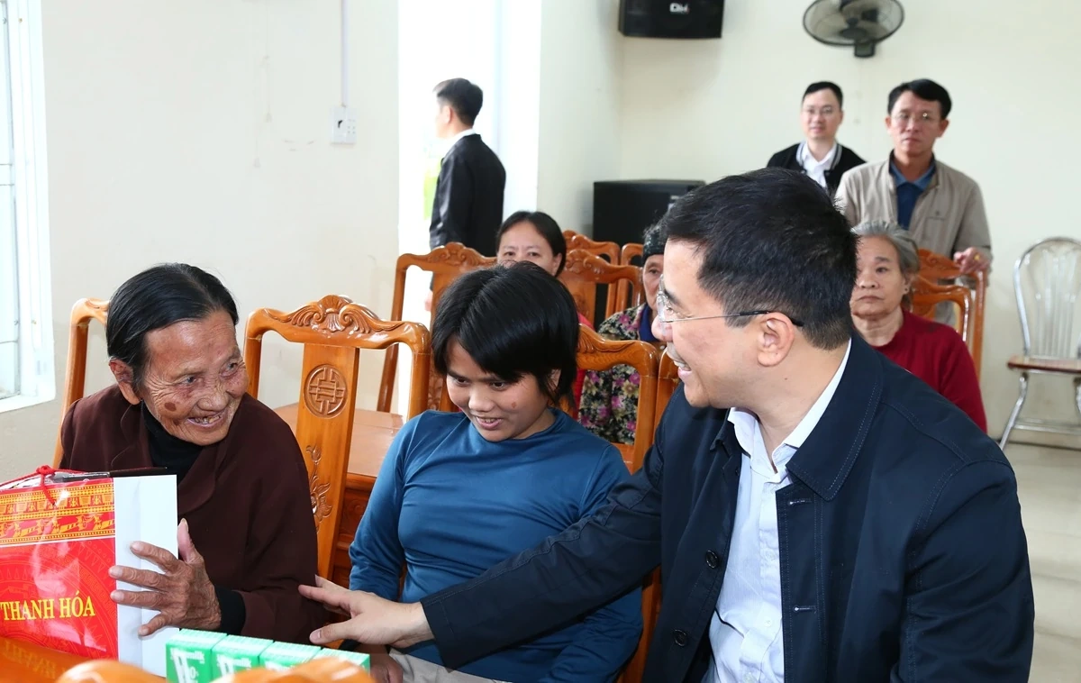 Phó Bí thư Thường trực Tỉnh uỷ Nguyễn Hồng Phong thăm, tặng quà Làng Trẻ em SOS Thanh Hóa, Trung tâm Bảo trợ xã hội số 2