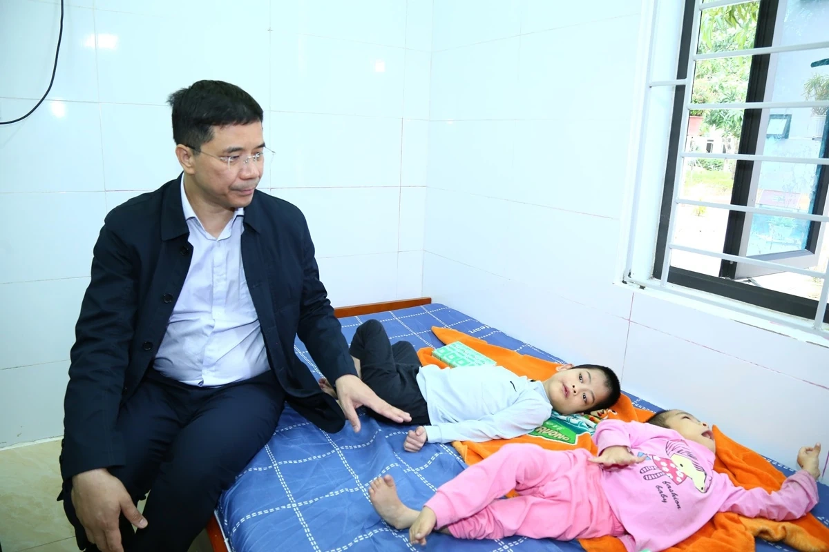 Phó Bí thư Thường trực Tỉnh uỷ Nguyễn Hồng Phong thăm, tặng quà Làng Trẻ em SOS Thanh Hóa, Trung tâm Bảo trợ xã hội số 2