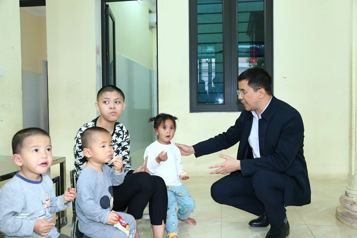 Phó Bí thư Thường trực Tỉnh uỷ Nguyễn Hồng Phong thăm, tặng quà Làng Trẻ em SOS Thanh Hóa, Trung tâm Bảo trợ xã hội số 2