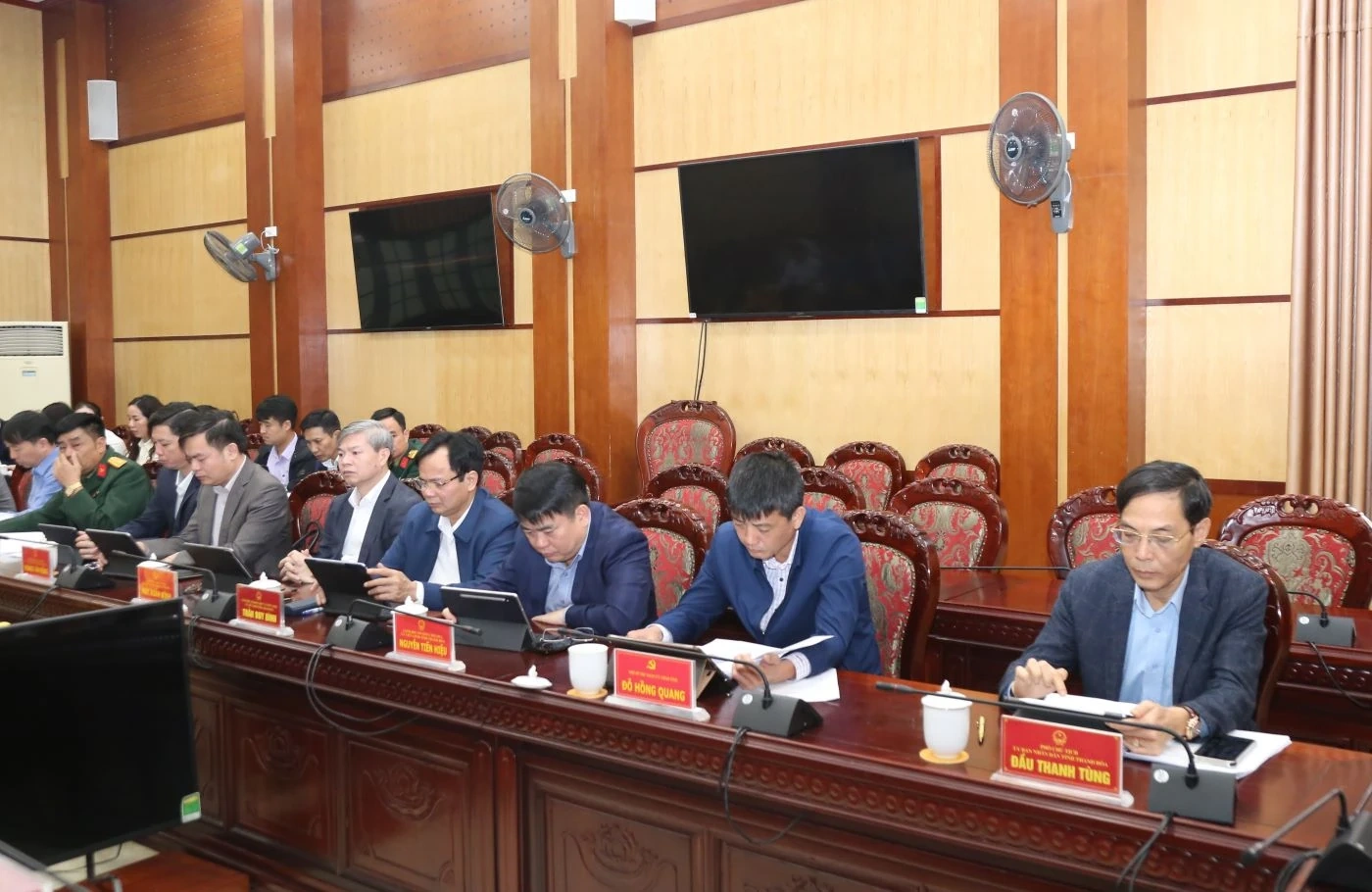 Thảo luận, cho ý kiến vào các tờ trình phục vụ công tác quản lý đất đai