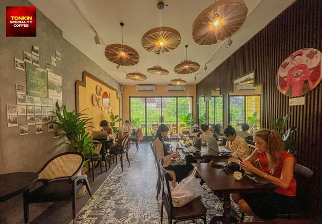 Thưởng thức ly cà phê trứng Việt Nam phong vị Tonkin Coffee