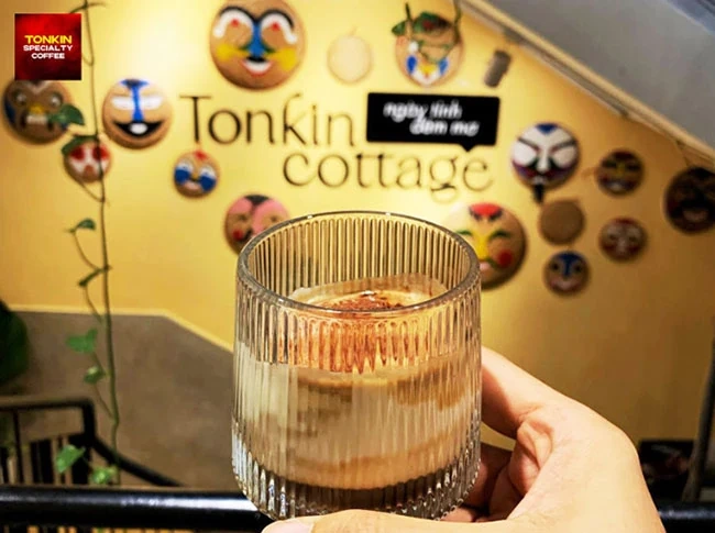 Thưởng thức ly cà phê trứng Việt Nam phong vị Tonkin Coffee