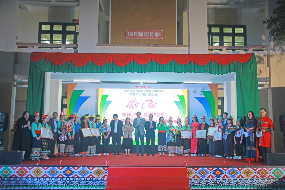 Hội thi tìm hiểu pháp luật ở Trường PTDT Nội trú THCS Thường Xuân