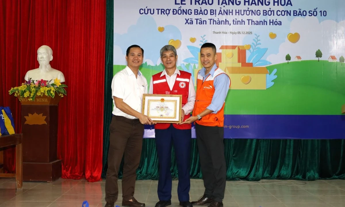 Trao tặng hàng hóa cứu trợ đồng bào bị ảnh hưởng bởi bão số 10