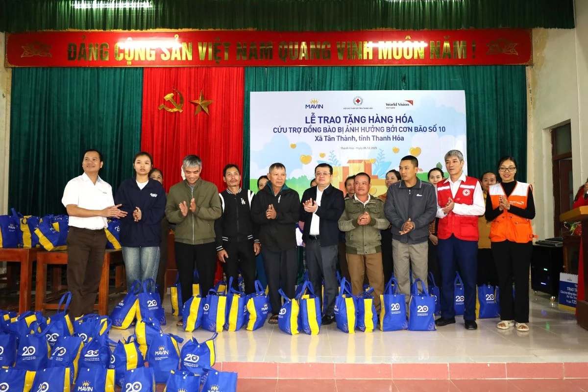 Trao tặng hàng hóa cứu trợ đồng bào bị ảnh hưởng bởi bão số 10