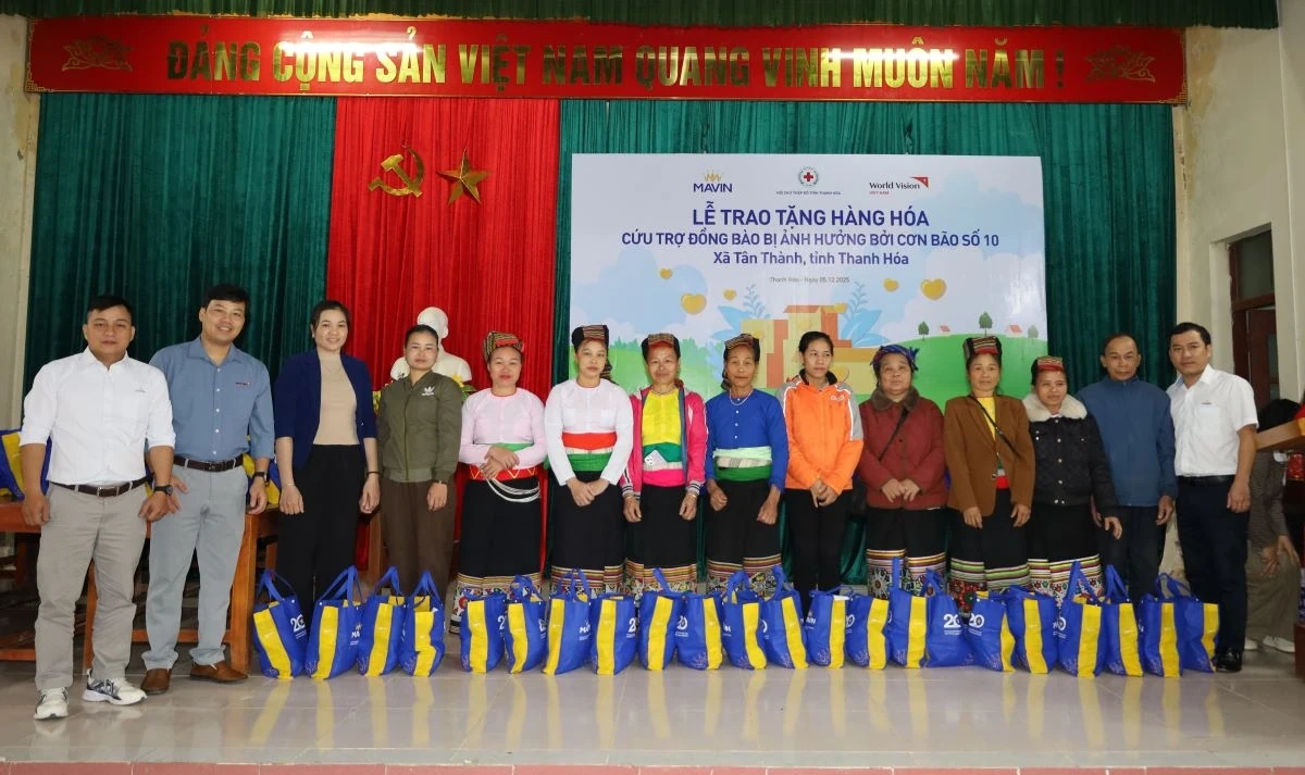 Trao tặng hàng hóa cứu trợ đồng bào bị ảnh hưởng bởi bão số 10