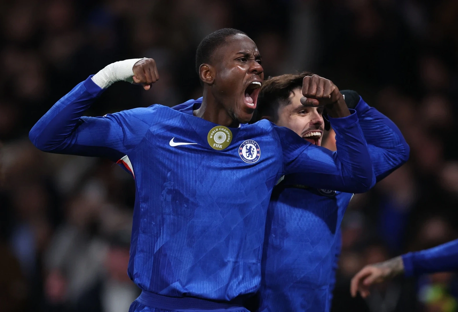 U17 Việt Nam giành vé trực tiếp dự cúp châu Á; Arsenal bị Chelsea cầm hòa