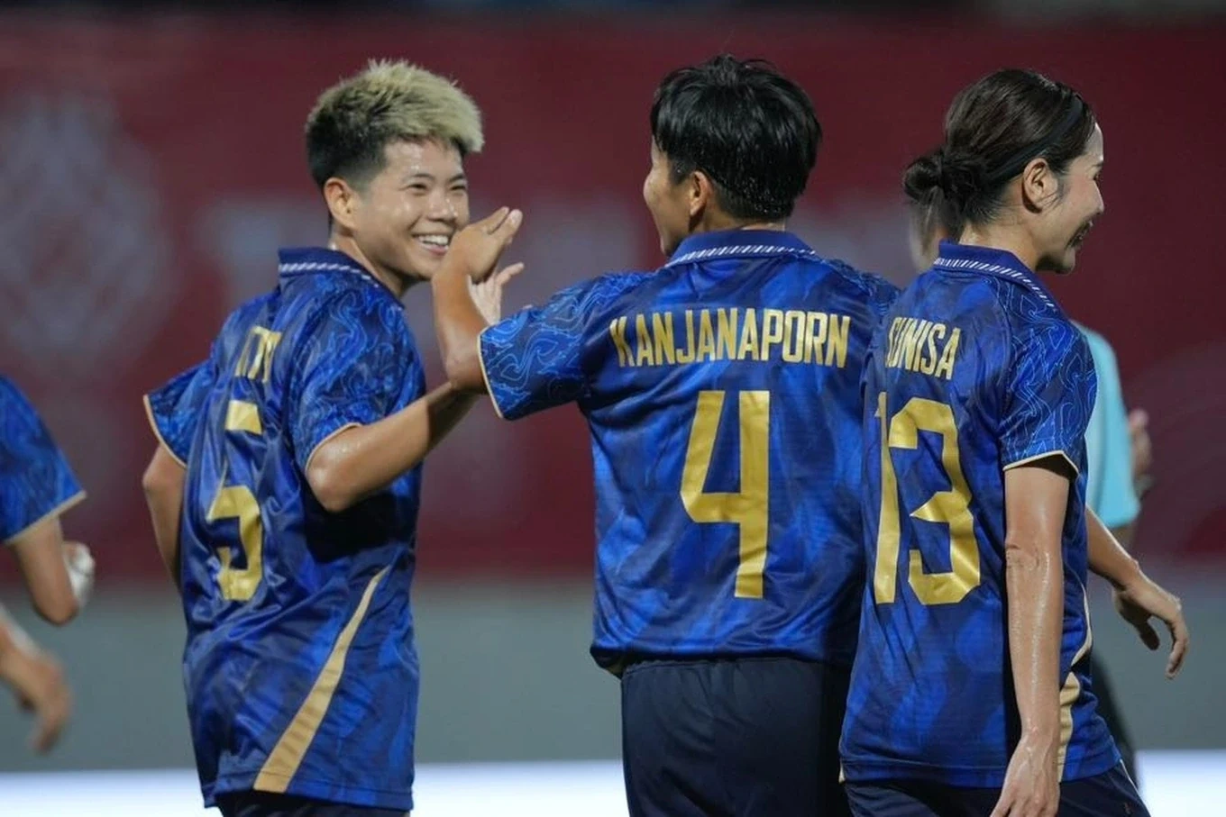 Hat-trick của Xuân Son đưa Nam Định thăng hoa, MU gây thất vọng tại Old Trafford