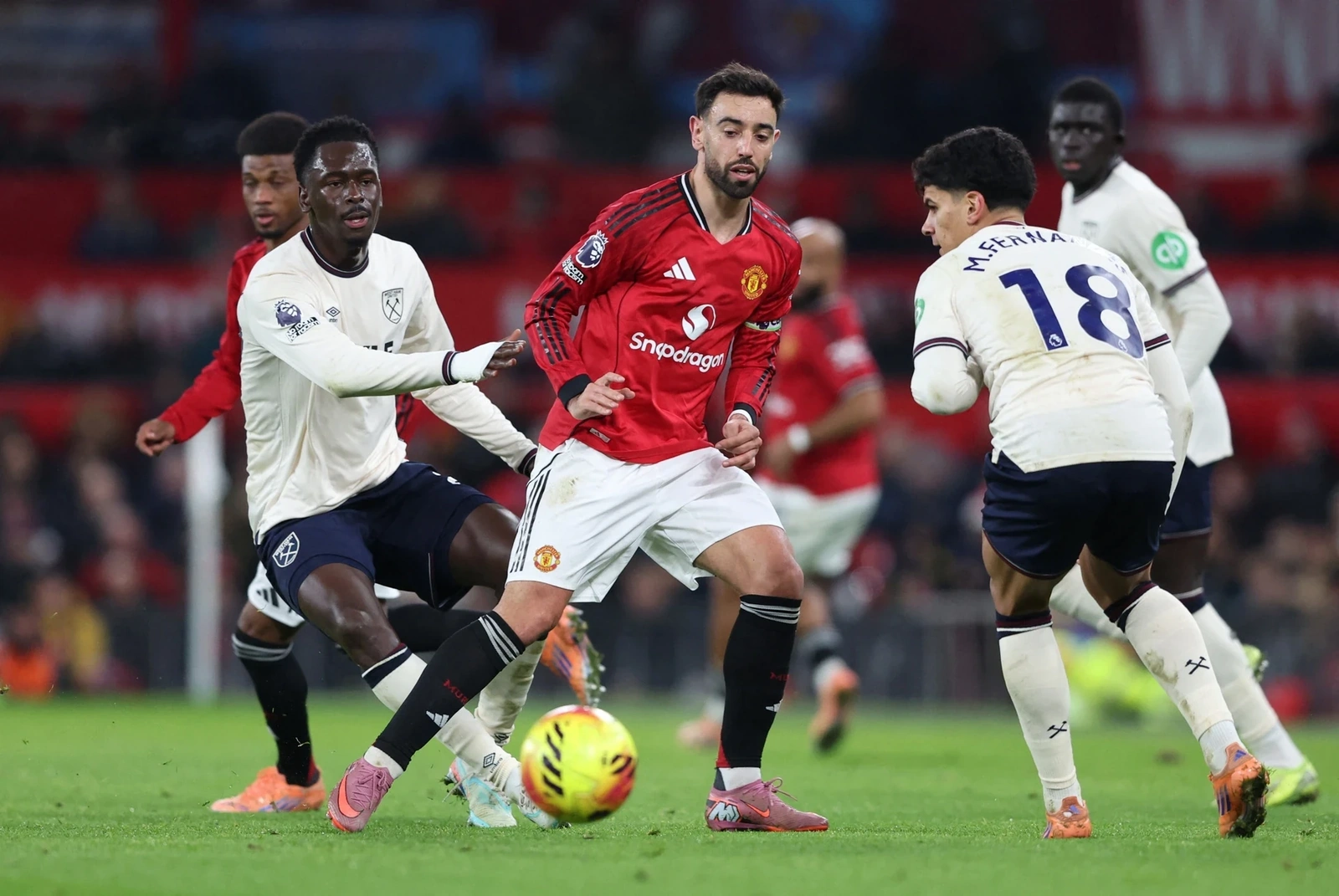 Hat-trick của Xuân Son đưa Nam Định thăng hoa, MU gây thất vọng tại Old Trafford