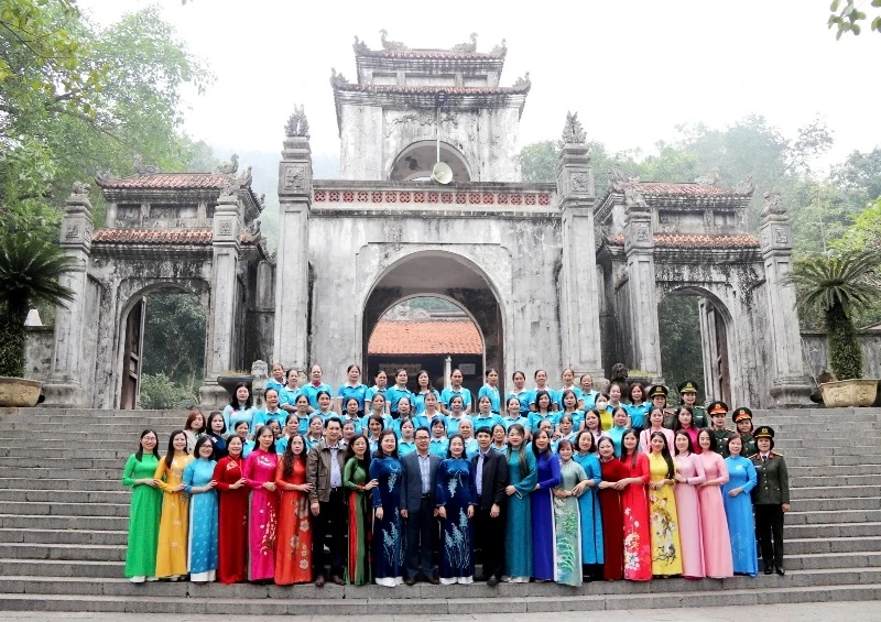 Đoàn đại biểu dự Đại hội phụ nữ tỉnh Thanh Hóa lần thứ XIX dâng hương, báo công Chủ tịch Hồ Chí Minh và các anh hùng liệt sỹ