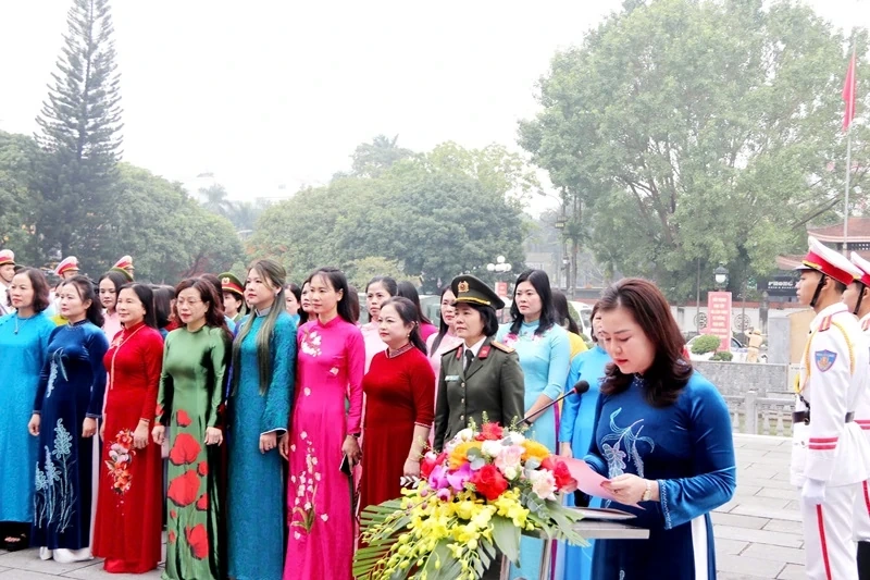 Đoàn đại biểu dự Đại hội phụ nữ tỉnh Thanh Hóa lần thứ XIX dâng hương, báo công Chủ tịch Hồ Chí Minh và các anh hùng liệt sỹ