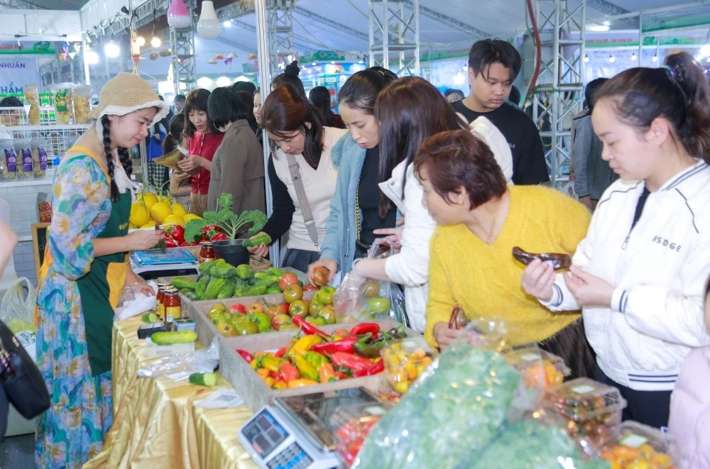 Nhộn nhịp không khí mua sắm tại khu trưng bày giới thiệu sản phẩm nông sản, thực phẩm an toàn Thanh Hóa, năm 2025