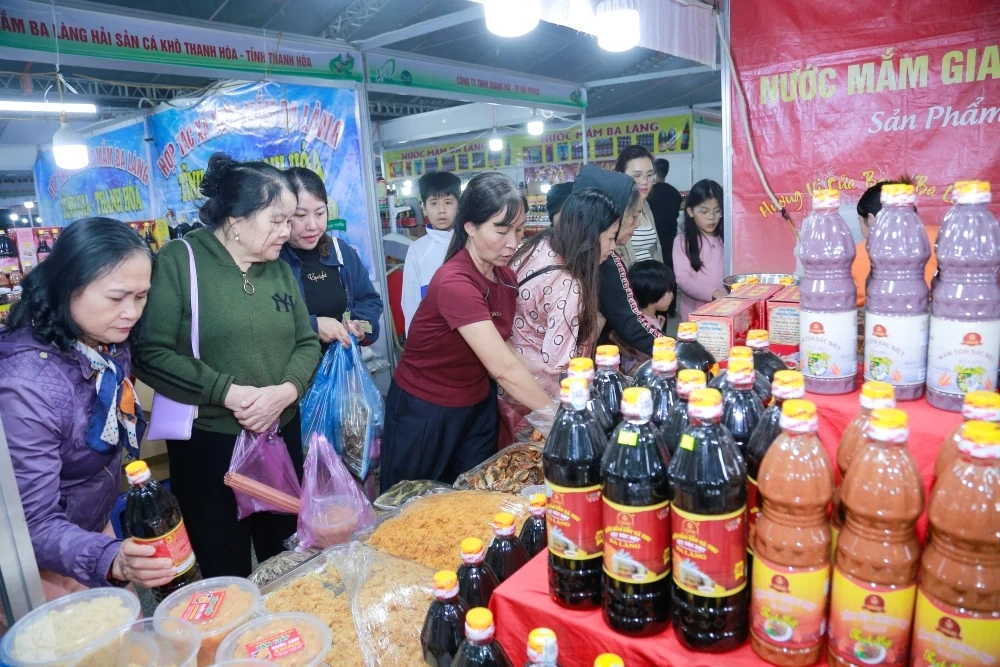 Nhộn nhịp không khí mua sắm tại khu trưng bày giới thiệu sản phẩm nông sản, thực phẩm an toàn Thanh Hóa, năm 2025