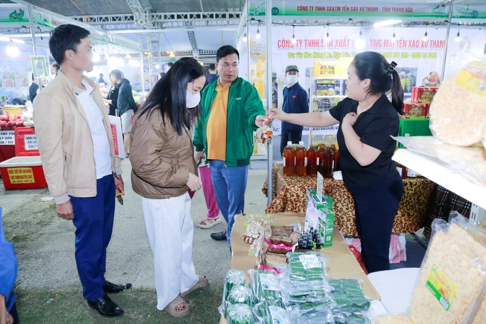 Nhộn nhịp không khí mua sắm tại khu trưng bày giới thiệu sản phẩm nông sản, thực phẩm an toàn Thanh Hóa, năm 2025