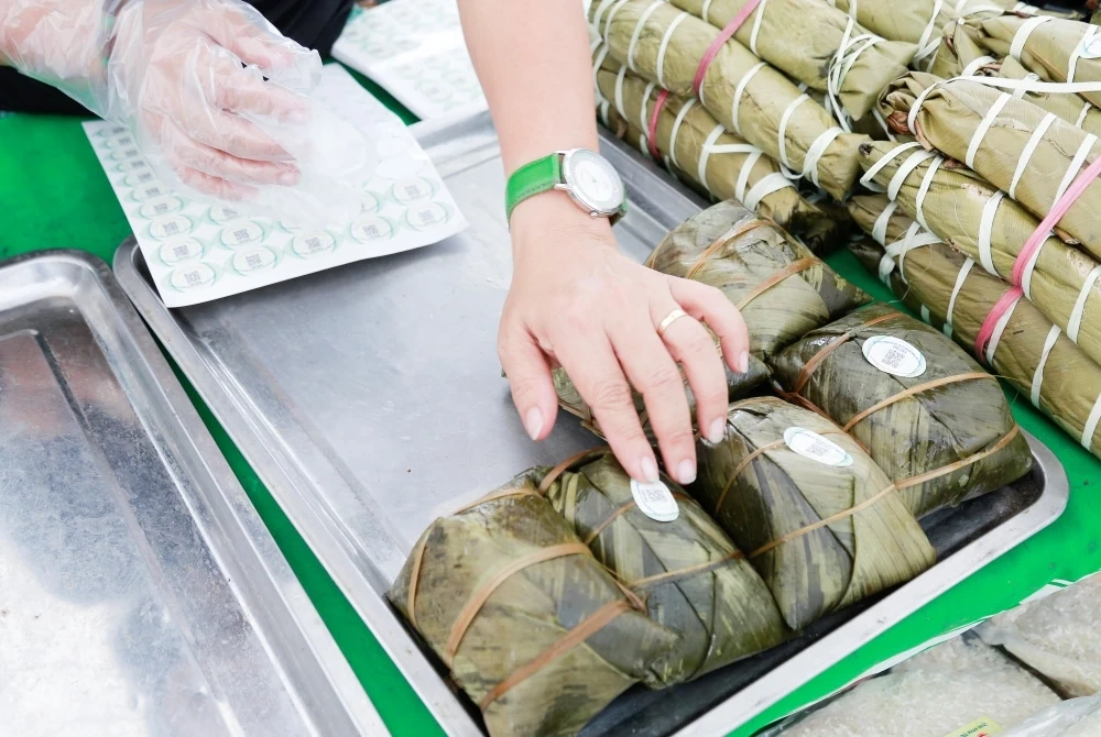 Nhộn nhịp không khí mua sắm tại khu trưng bày giới thiệu sản phẩm nông sản, thực phẩm an toàn Thanh Hóa, năm 2025