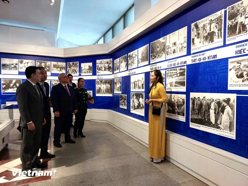 Trưng bày 300 hiện vật về hoạt động của Bác Hồ ở quê hương Cách mạng tháng Mười