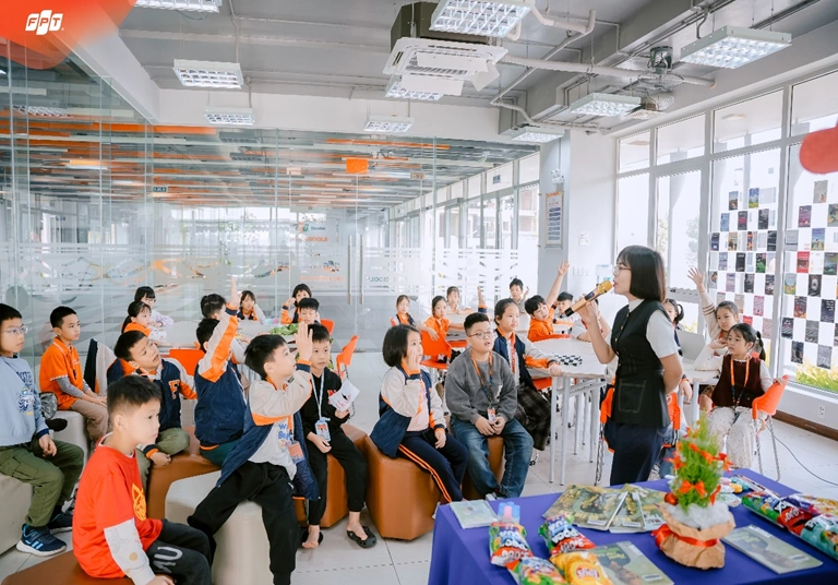 Học sinh FPT School Thanh Hóa học lịch sử qua workshop “Trang sách người lính - Gieo mầm tri ân”