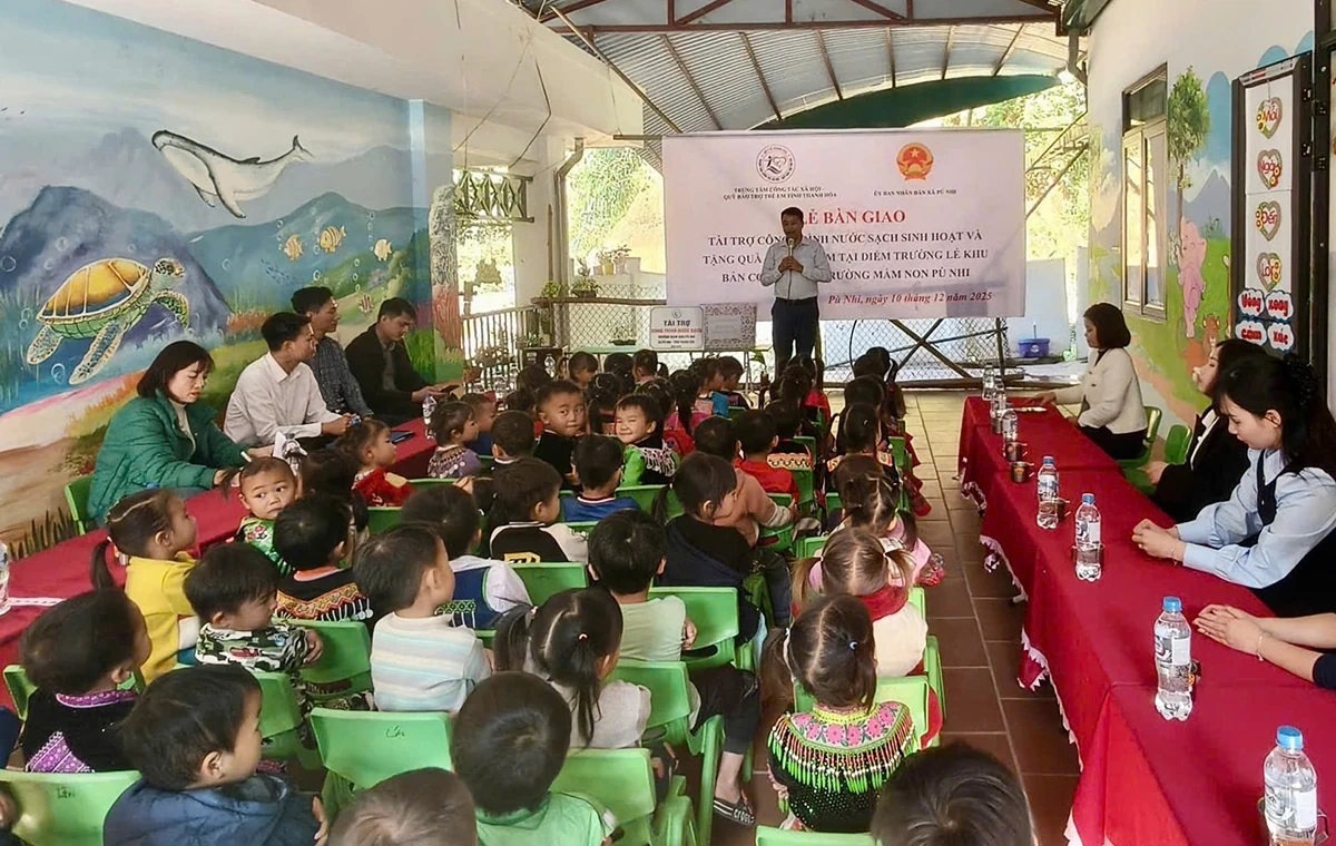 Tặng quà, bàn giao công trình nước sạch cho Trường Mầm non Pù Nhi