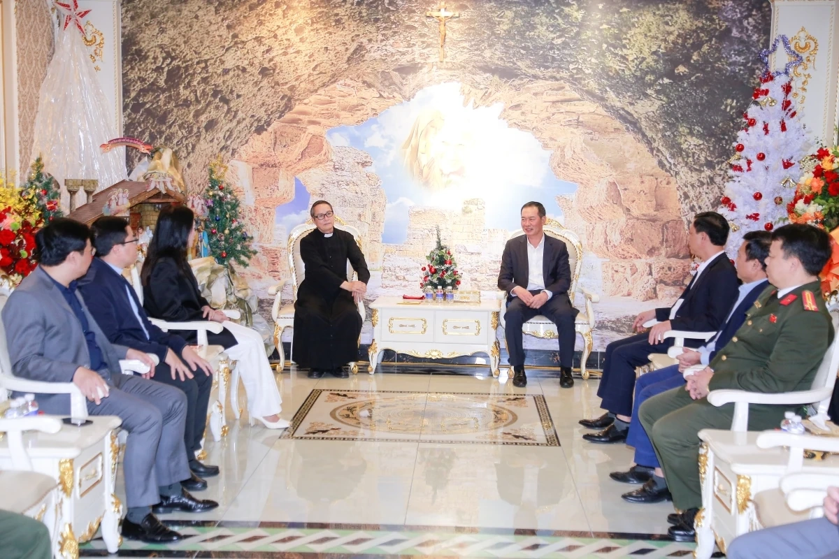Phó Bí thư Tỉnh ủy, Chủ tịch Ủy ban MTTQ tỉnh Trịnh Tuấn Sinh thăm, chúc mừng Giáo xứ Sầm Sơn nhân dịp Lễ Giáng sinh