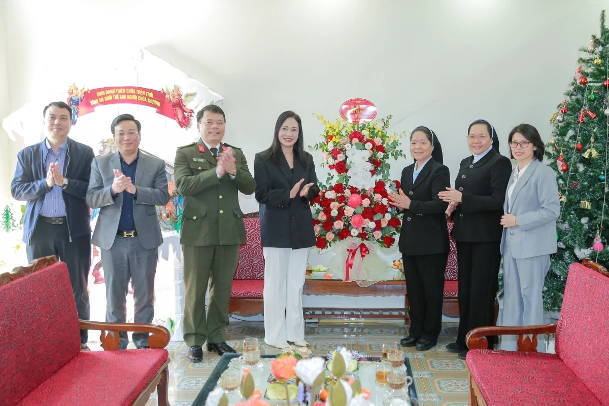 Phó Bí thư Tỉnh ủy, Chủ tịch Ủy ban MTTQ tỉnh Trịnh Tuấn Sinh thăm, chúc mừng Giáo xứ Sầm Sơn nhân dịp Lễ Giáng sinh