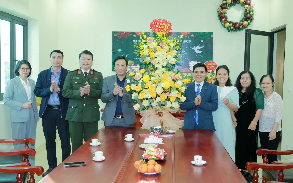 Phó Bí thư Tỉnh ủy, Chủ tịch Ủy ban MTTQ tỉnh Trịnh Tuấn Sinh thăm, chúc mừng Giáo xứ Sầm Sơn nhân dịp Lễ Giáng sinh