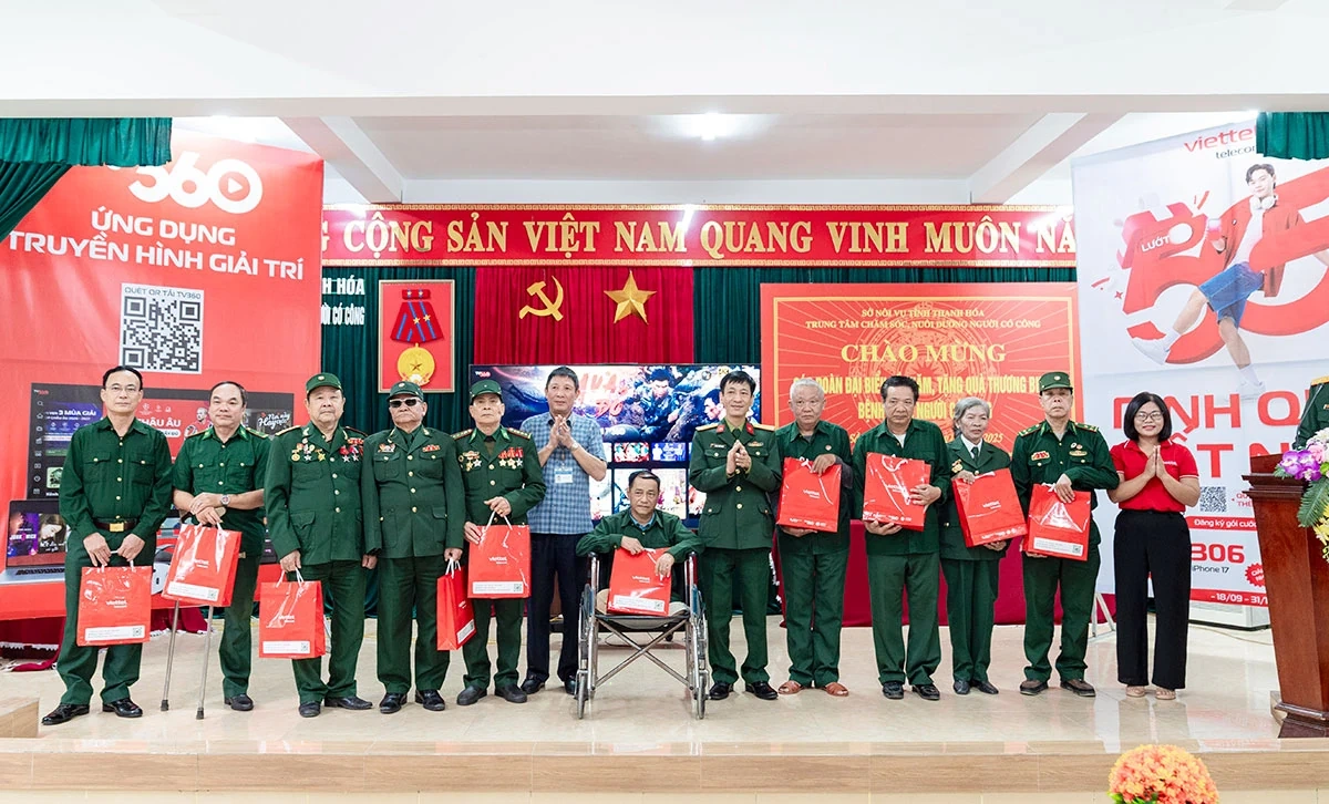Tỏa sáng truyền thống Bộ đội Cụ Hồ: Viettel Thanh Hóa tri ân 22/12 với chương trình tặng quà và chiếu phim “Mưa Đỏ”