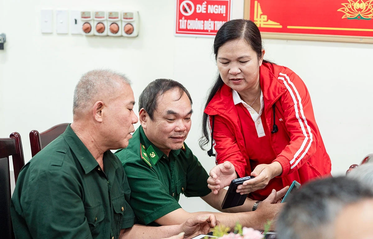 Tỏa sáng truyền thống Bộ đội Cụ Hồ: Viettel Thanh Hóa tri ân 22/12 với chương trình tặng quà và chiếu phim “Mưa Đỏ”