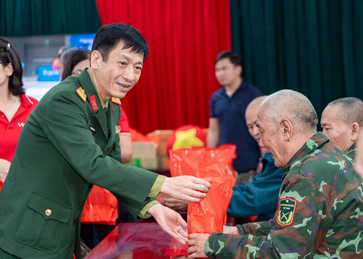 Tỏa sáng truyền thống Bộ đội Cụ Hồ: Viettel Thanh Hóa tri ân 22/12 với chương trình tặng quà và chiếu phim “Mưa Đỏ”