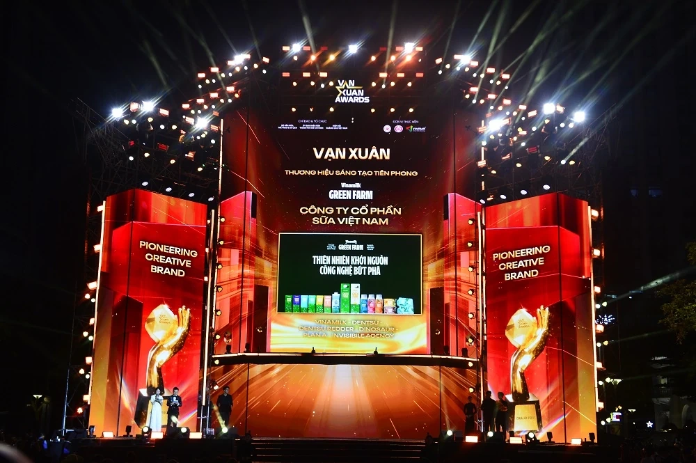 Bà Mai Kiều Liên được vinh danh lãnh đạo truyền cảm hứng sáng tạo tại Vạn Xuân Awards 2025