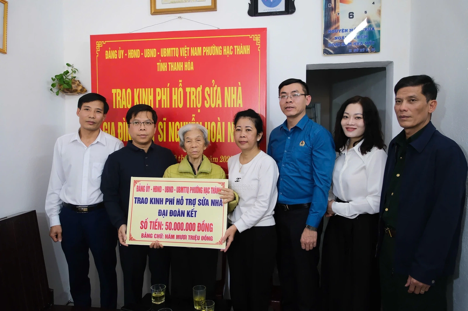 Phường Hạc Thành trao kinh phí hỗ trợ sửa chữa nhà cho gia đình liệt sĩ