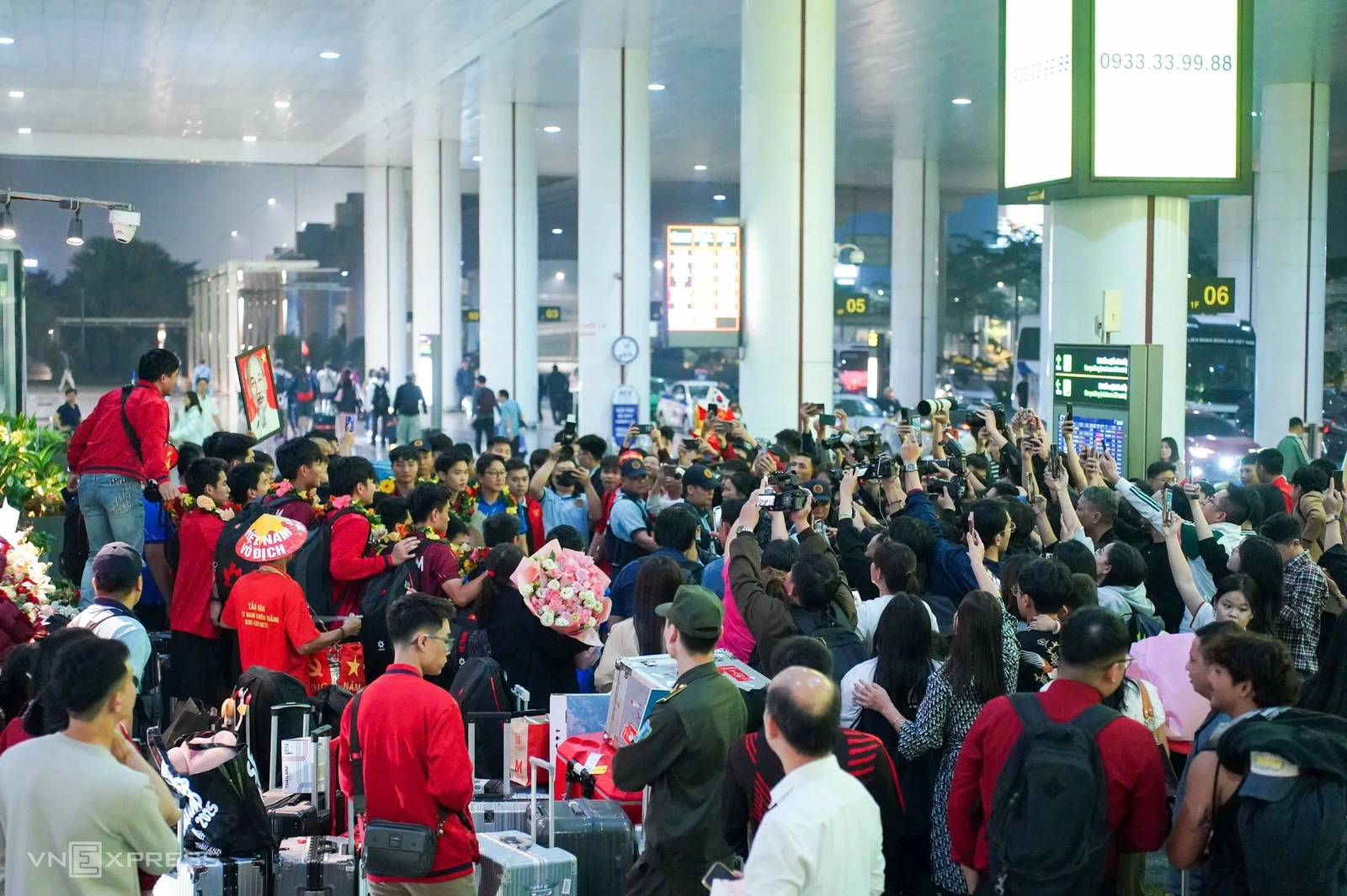 NHM nồng nhiệt đón những nhà vô địch SEA Games 33 trở về; Bóng đá Thái Lan chìm trong chỉ trích