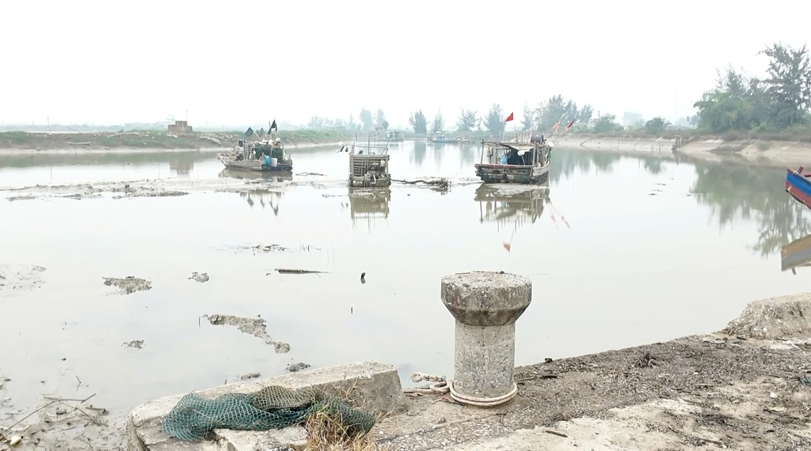 Cảng cá đầu tư tiền tỷ, tàu thuyền vẫn mắc cạn