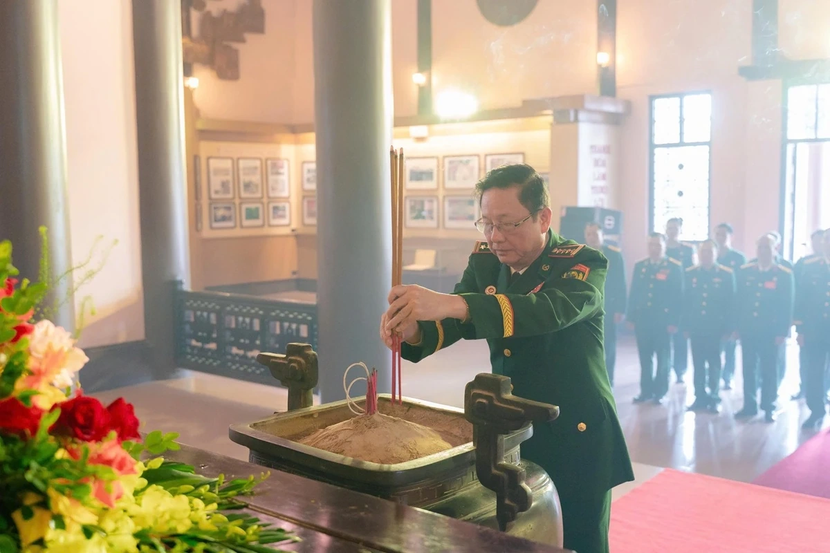 Đoàn đại biểu dự Đại hội Hội Cựu chiến binh tỉnh Thanh Hóa dâng hương báo công Chủ tịch Hồ Chí Minh