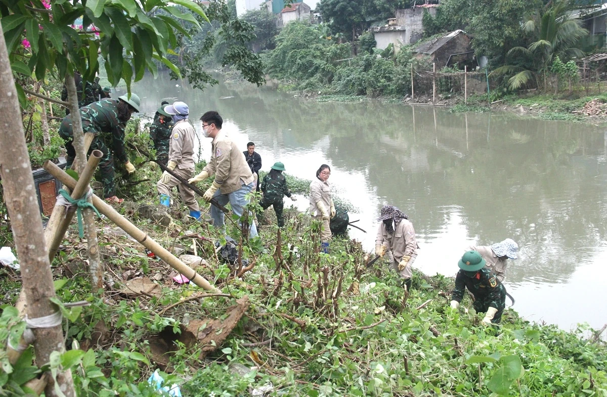 Hơn 300 thanh niên phường Hạc Thành ra quân tổng dọn vệ sinh môi trường