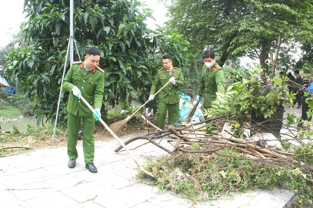 Hơn 300 thanh niên phường Hạc Thành ra quân tổng dọn vệ sinh môi trường