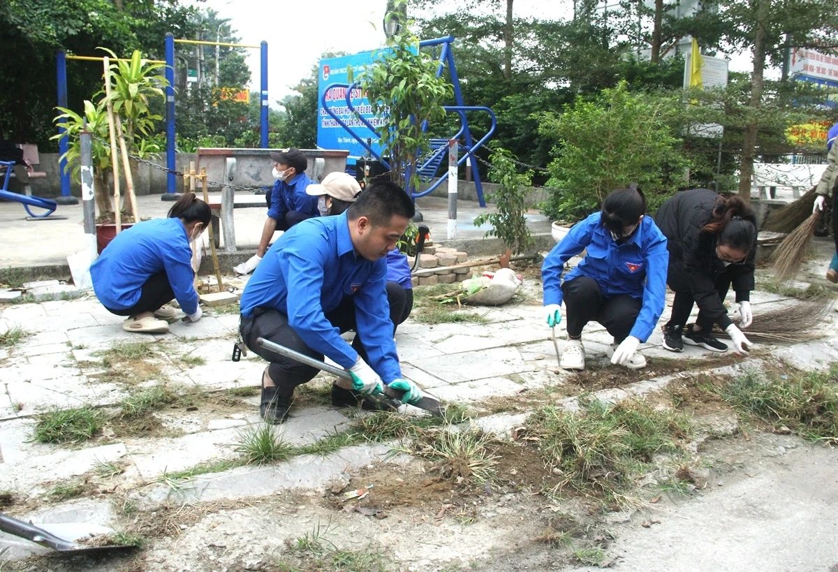 Hơn 300 thanh niên phường Hạc Thành ra quân tổng dọn vệ sinh môi trường