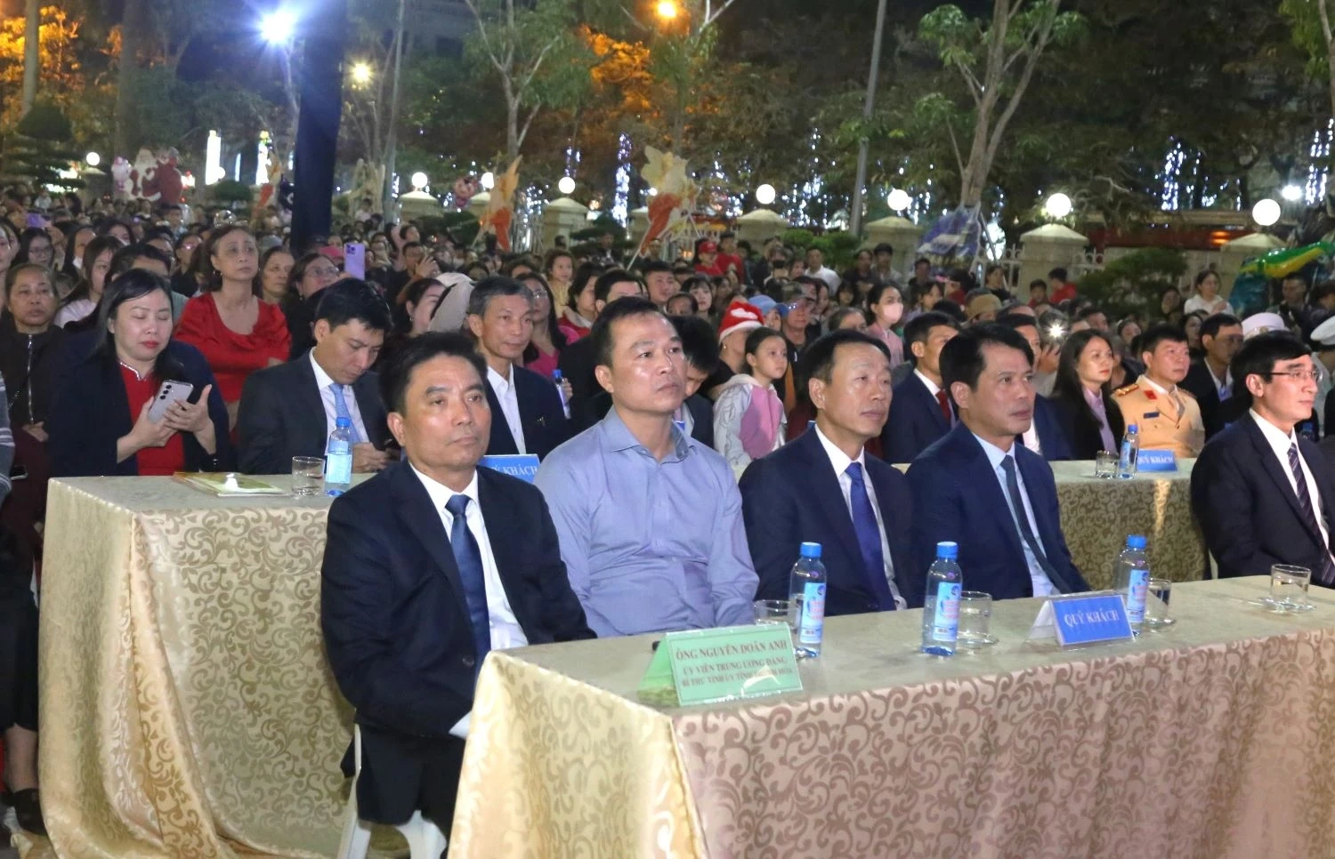 Các đồng chí lãnh đạo tỉnh chung vui, chúc mừng Giáo phận Thanh Hóa và đồng bào Công giáo đón lễ Giáng sinh năm 2025