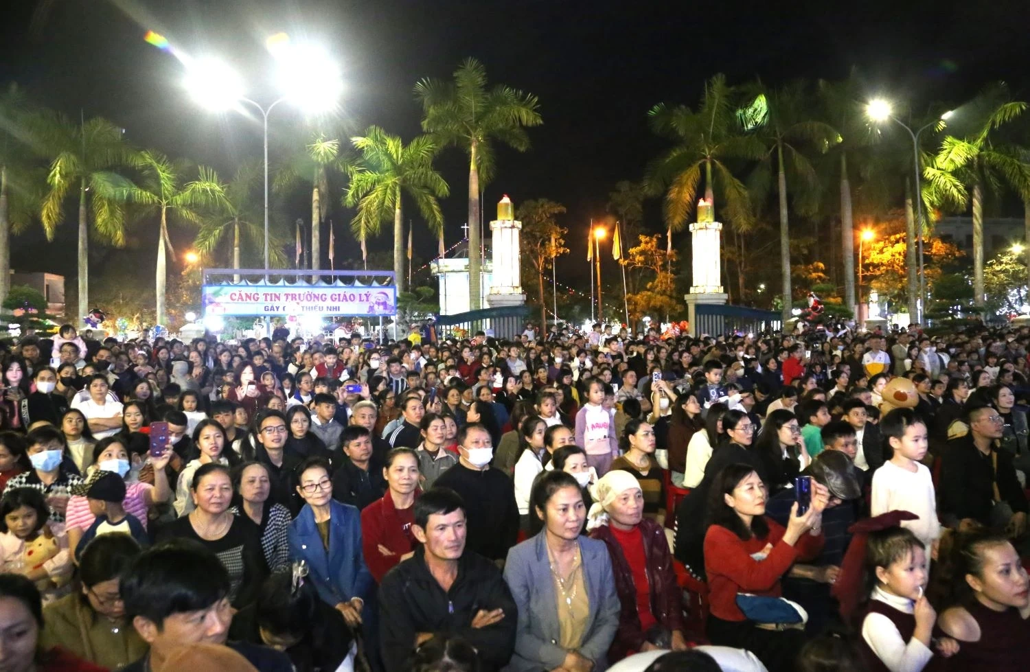 Các đồng chí lãnh đạo tỉnh chung vui, chúc mừng Giáo phận Thanh Hóa và đồng bào Công giáo đón lễ Giáng sinh năm 2025