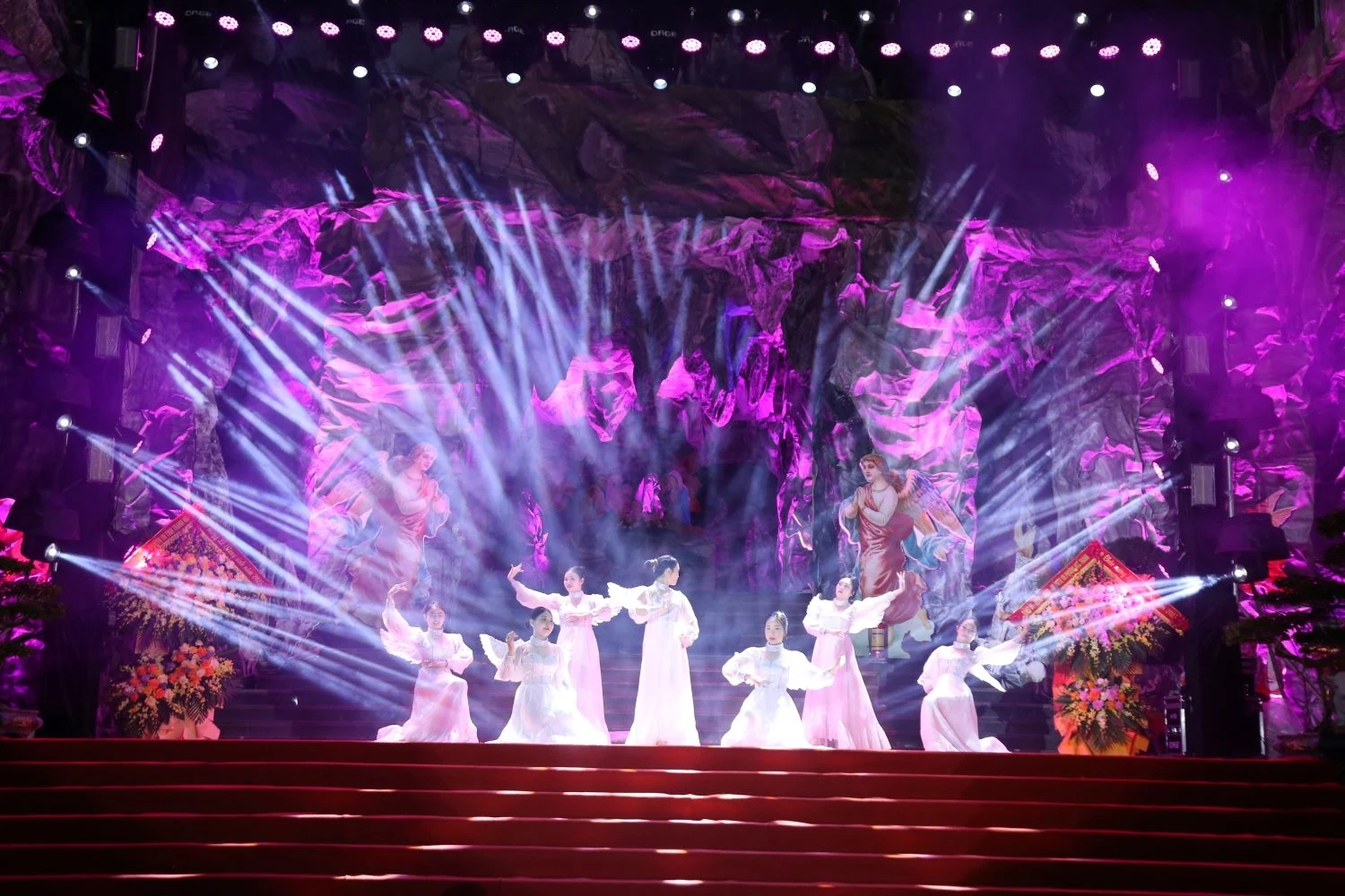 Các đồng chí lãnh đạo tỉnh chung vui, chúc mừng Giáo phận Thanh Hóa và đồng bào Công giáo đón lễ Giáng sinh năm 2025