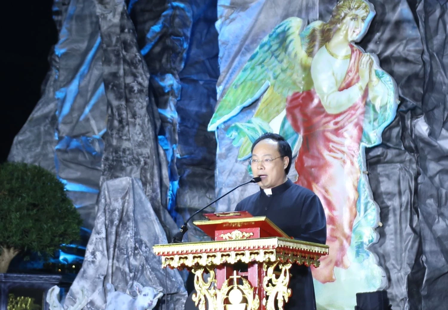 Các đồng chí lãnh đạo tỉnh chung vui, chúc mừng Giáo phận Thanh Hóa và đồng bào Công giáo đón lễ Giáng sinh năm 2025