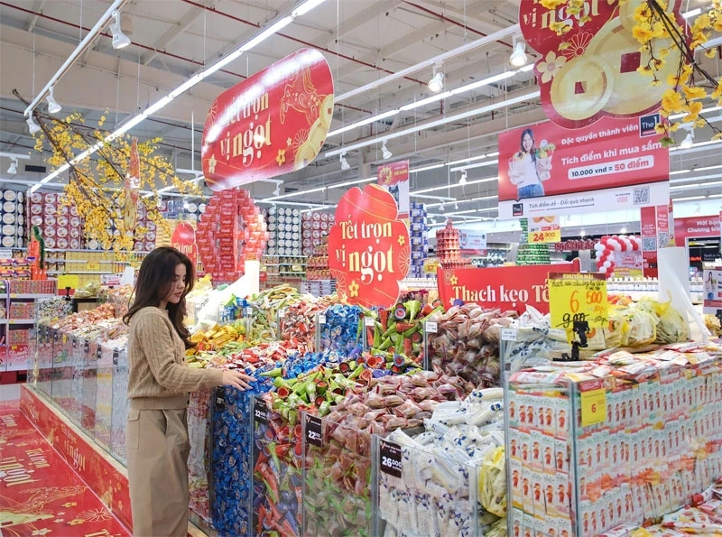Hàng hóa tết phủ kín kênh bán lẻ