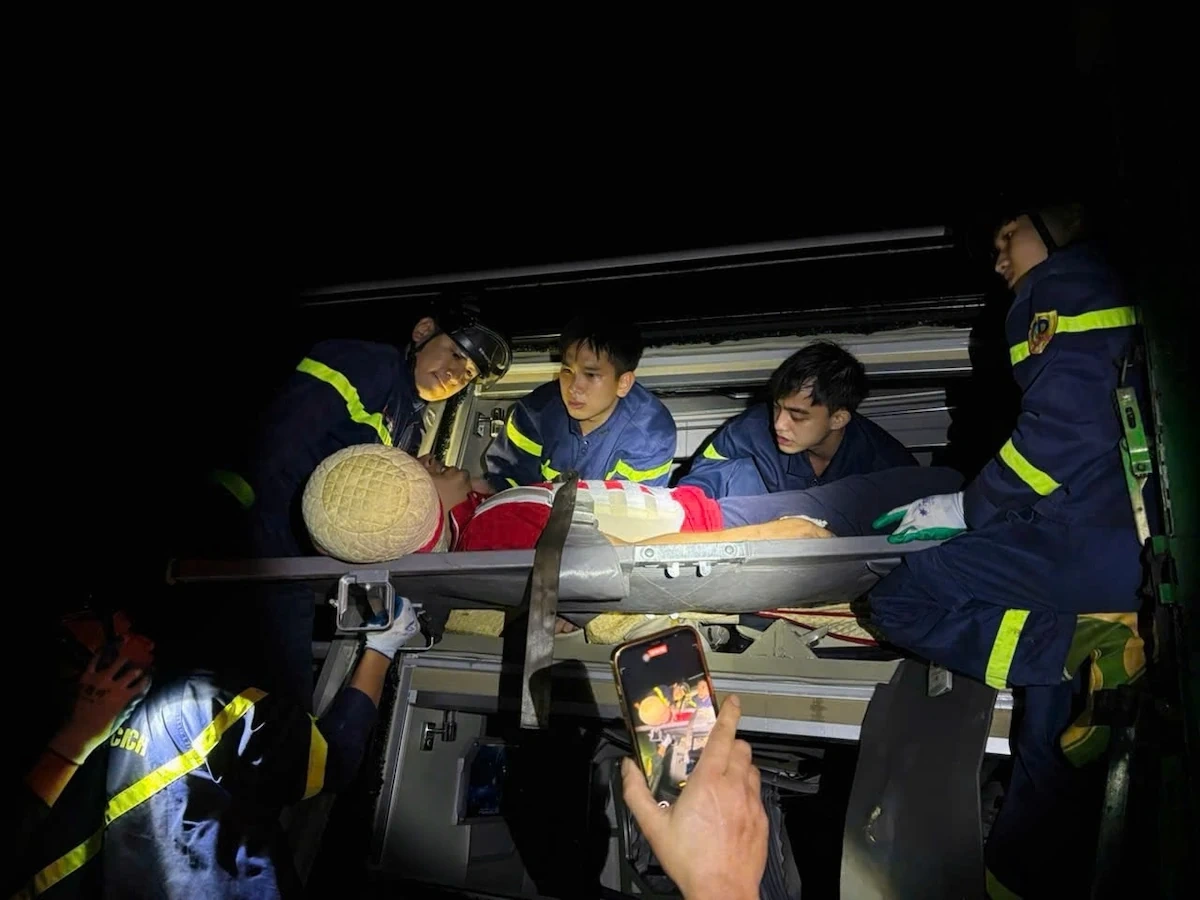 Giải cứu 2 nạn nhân mắc kẹt sau tai nạn giao thông trên cao tốc