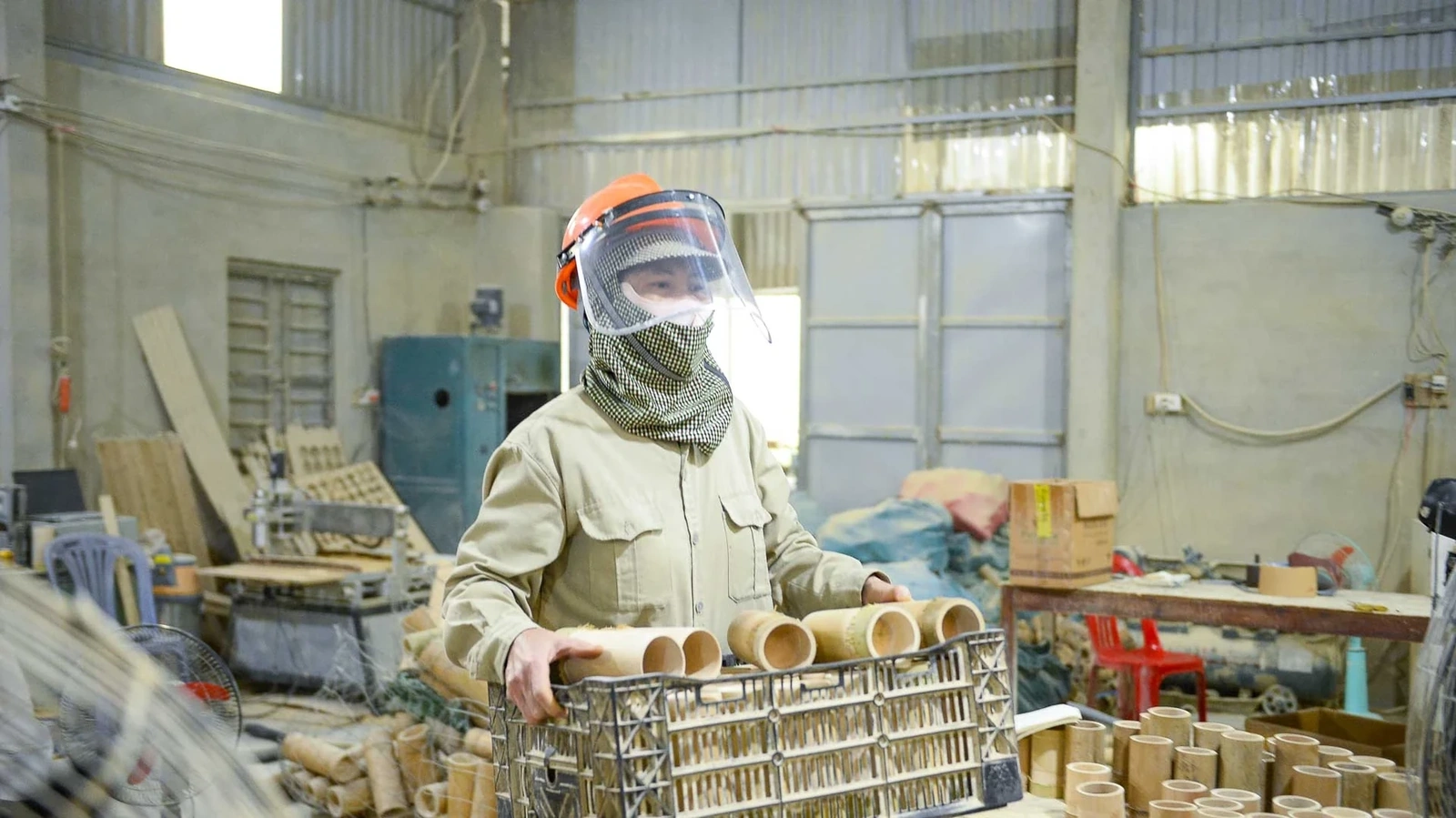 Năm 2021, Toàn bắt đầu hành trình khởi nghiệp ngay trên mảnh đất quê hương Thọ Đông, xã Thăng Bình. Thời điểm đó, máy móc phục vụ sản xuất các sản phẩm từ tre, nứa như ống hút, cốc hay đồ lưu niệm vẫn còn rất hiếm.