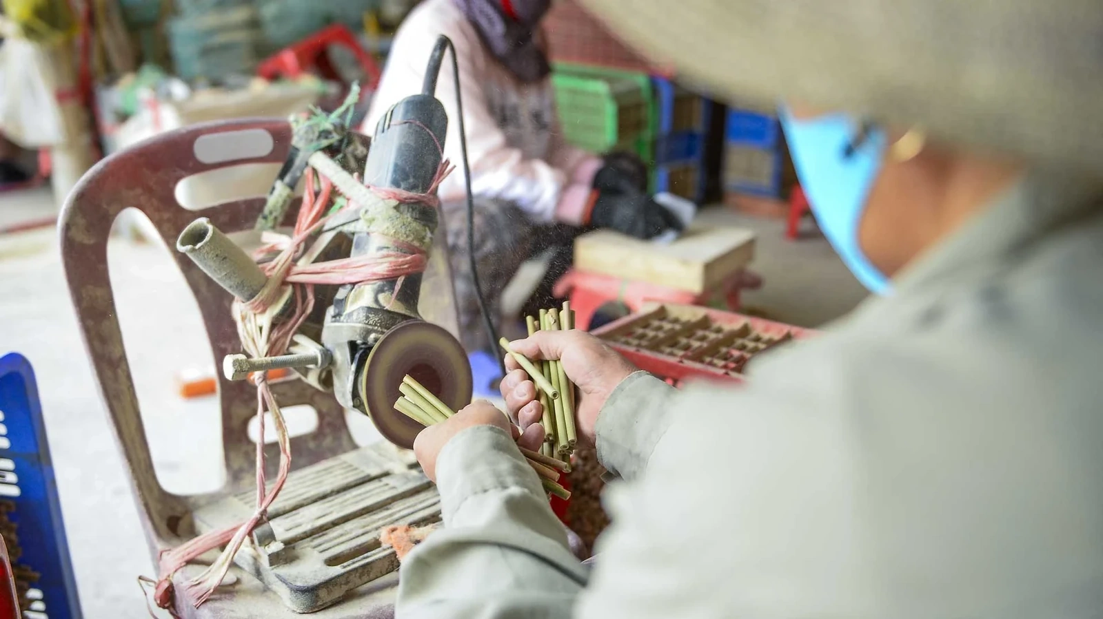 Vận dụng kiến thức học được từ ngành Cơ khí chế tạo máy tại Đại học Sư phạm Kỹ thuật TP. HCM, Trịnh Đình Toàn tự mày mò chế tạo những chiếc máy thủ công, cải tiến từ máy ngành mộc. Làm chậm, làm khó, nhưng bù lại tiết kiệm chi phí và phù hợp với quy mô sản xuất nhỏ lẻ ở nông thôn.