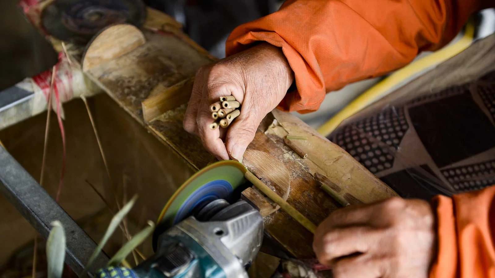 Khi nứa phơi đạt chuẩn, thợ có kinh nghiệm sẽ cắt hoàn toàn thủ công: lựa từng dóng, xoay đầu, vệ sinh lòng ống, chà nhám rồi hấp để khử lượng đường chống mọt. Sau đó, ống hút lại tiếp tục được phơi nắng thêm 2 - 3 ngày để lên màu trắng ngà tự nhiên.