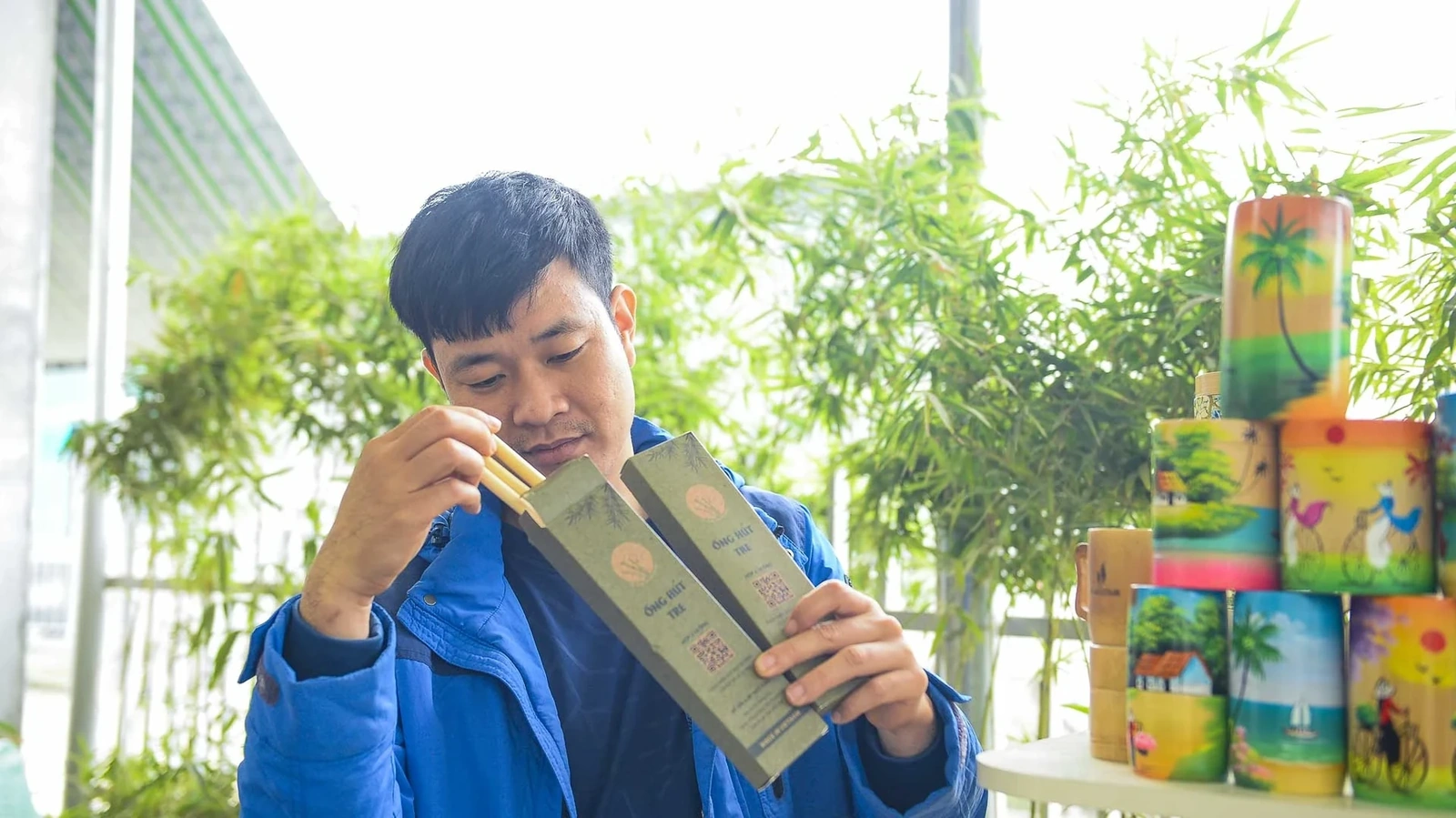 Hiện mỗi tháng, HTX tre Thăng Thọ có đơn hàng cố định khoảng 500.000 ống hút xuất sang Úc và Canada, chiếm gần 40% tổng doanh thu. Giá mỗi ống hút chỉ dao động 500 - 700 đồng. Chi phí nguyên liệu và nhân công chiếm phần lớn vì hầu hết các công đoạn đều làm thủ công.